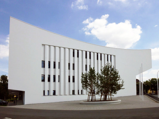 Westansicht: Hinter der lamellenartigen Fassade verbergen sich die Bestandsöffnungen