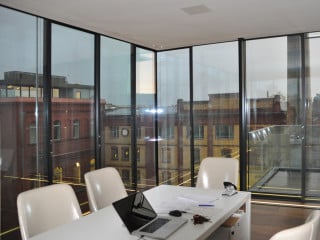 Ein Maß für die Versorgung eines Raumes mit natürlichem Licht ist der Tageslichtquotient (D)