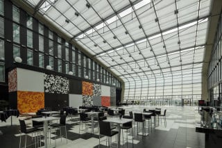 Atrium mit Trichterform zur besseren Belichtung der unteren Geschosse und als Erschließungbereich