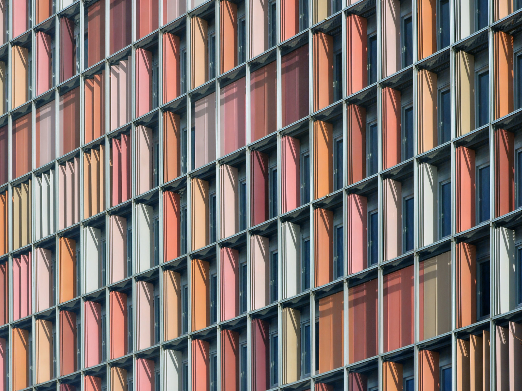 Der gewählte Sonnenschutz kann einen maßgeblichen Einfluss auf die Gestaltung der Fassade ausüben, wie hier am GSW-Verwaltungsgebäude von Sauerbruch & Hutton, Berlin