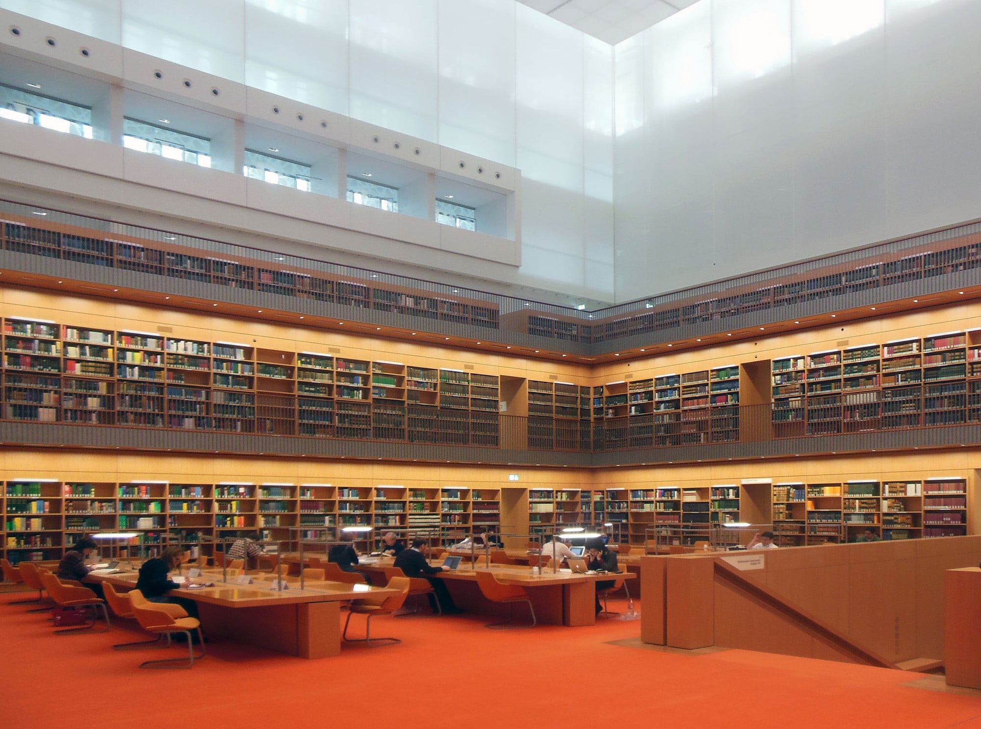 Differenzierte Lichtgestaltung in der Staatsbibliothek Unter den Linden in Berlin; Architekten: HG Merz, Berlin/Stuttgart