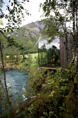 Sieben einzelne, 30 m² große Zimmerboxen wurden so in der Landschaft verteilt, dass sich atemberaubende Ausblicke ergeben