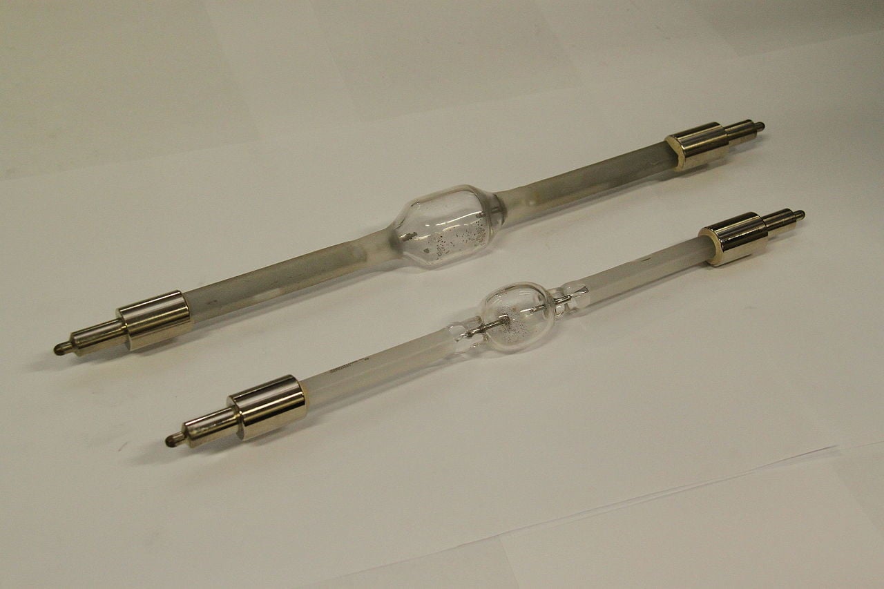 Zweiseitig gesockelte Halogen-Metalldampflampen mit 12 kW 