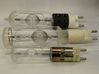 Einseitig gesockelte Halogen-Metalldampflampen mit 12 kW 