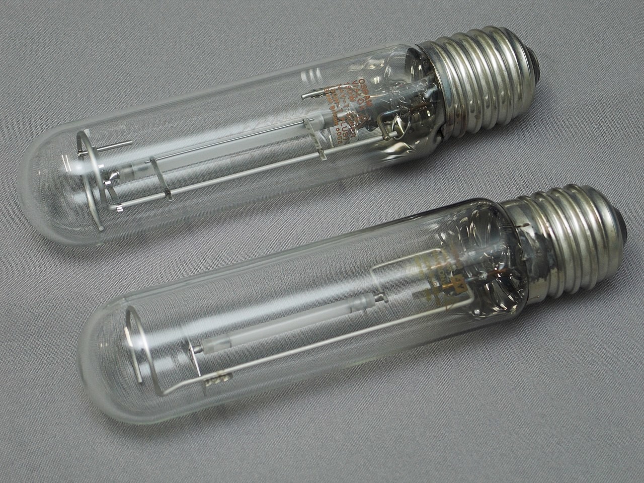 Zwei Natriumdampf-Hochdrucklampen mit E40-Gewinde und 100 bzw. 150 W Leistung