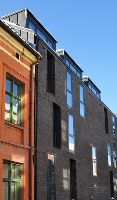 Die Nordfassade an der Korsgata ist mit dunklem Ziegelstein verkleidet