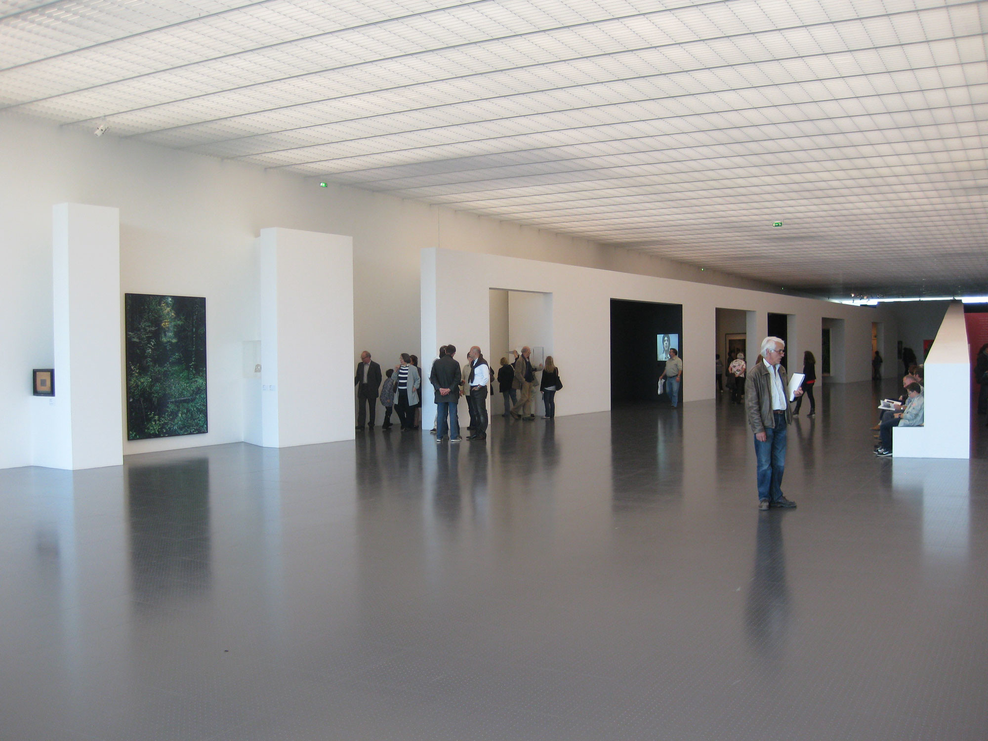 Neben der gezielten Belichtung einzelner Werke ist für eine ausreichende Grundbeleuchtung zu achten, hier im Centre Pompidou in Metz.