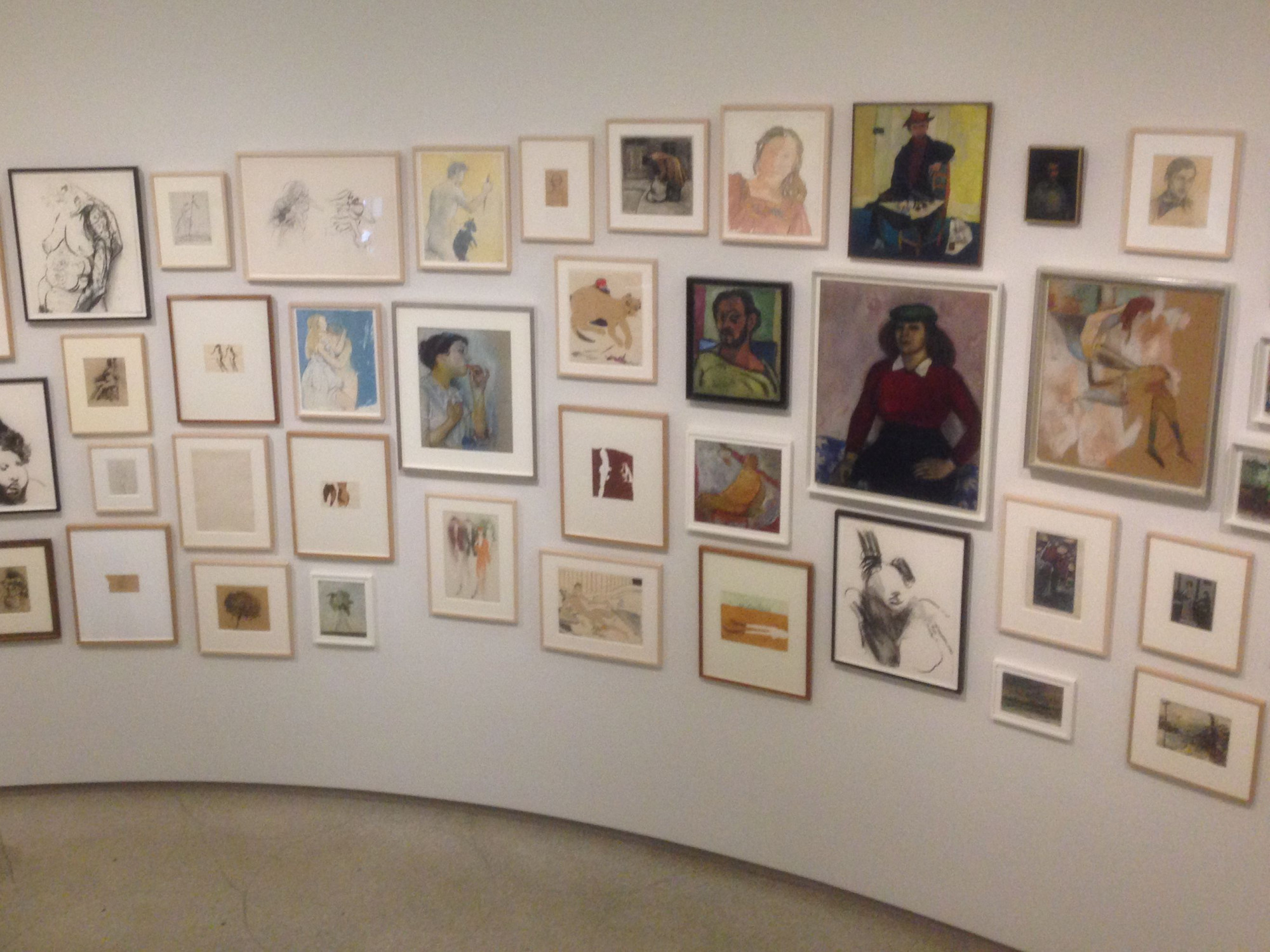 Die klassische Lichtinszenierung von Kunst hebt das Exponat durch gerichtete Beleuchtung hervor, den restlichen Raum weniger.