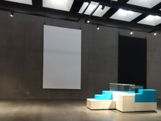 Die Beleuchtung von Kunst gleicht einer effektvollen Inszenierung.