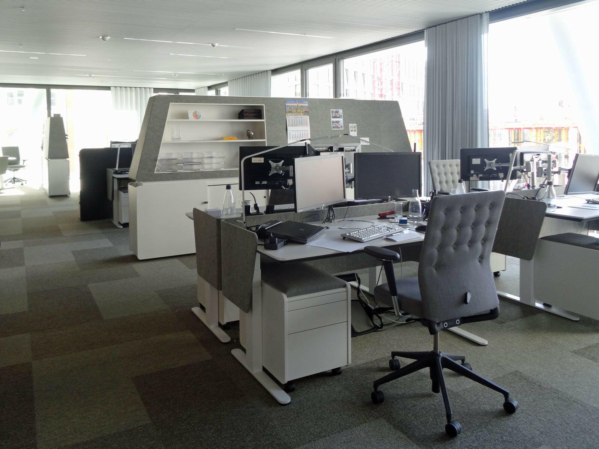 Eine gute Beleuchtung ist die Voraussetzung für ein ermüdungsfreies Arbeiten. In Bürogebäuden mit einem ausgewogenen Verhältnis von Kunst- und Tageslicht an jedem Arbeitsplatz lässt sich die Produktivität steigern und der Krankenstand der Mitarbeiter verringern. 