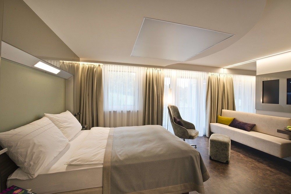 Room 2525 ist ein Hightech-Patientenzimmer mit mehreren Lichtquellen, die eine insgesamt behagliche Atmosphäre erzeugen