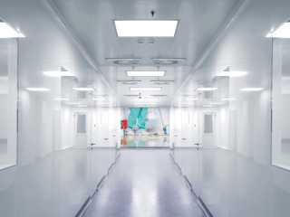 Kühle Lichtfarben verstärken den Eindruck von Hygiene und Sauberkeit, hier in einem Labor mit Vinylboden (Favorite Pur+)