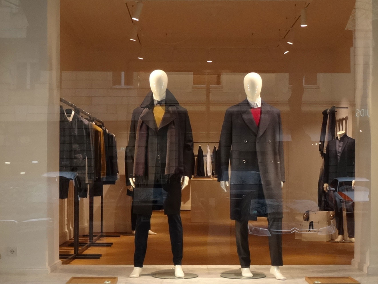 Im Schaufenster der Boutique sind mehrere Lichtquellen auf die Waren ausgerichtet