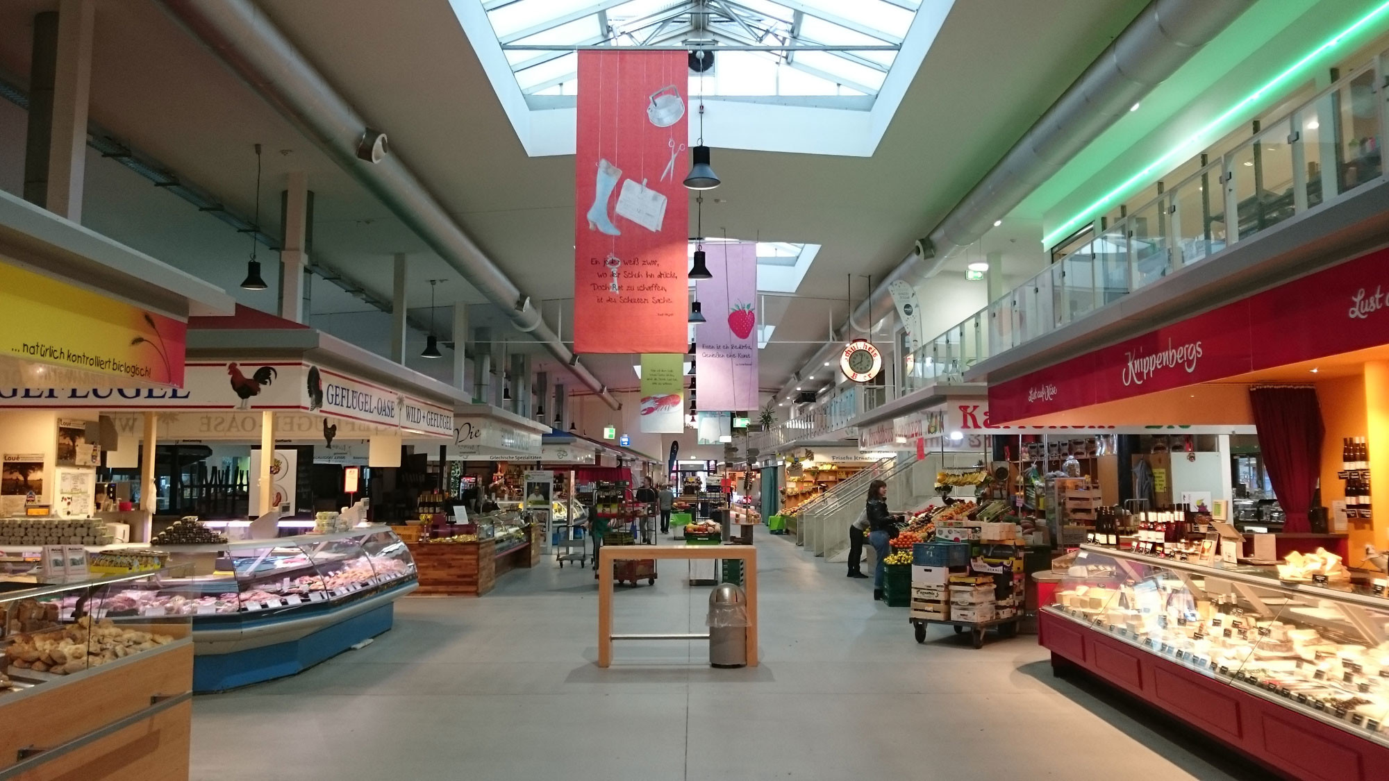 Die Leuchten in der Markthalle bleiben unsichtbar, die Lebensmittel erhalten warmweißes Licht