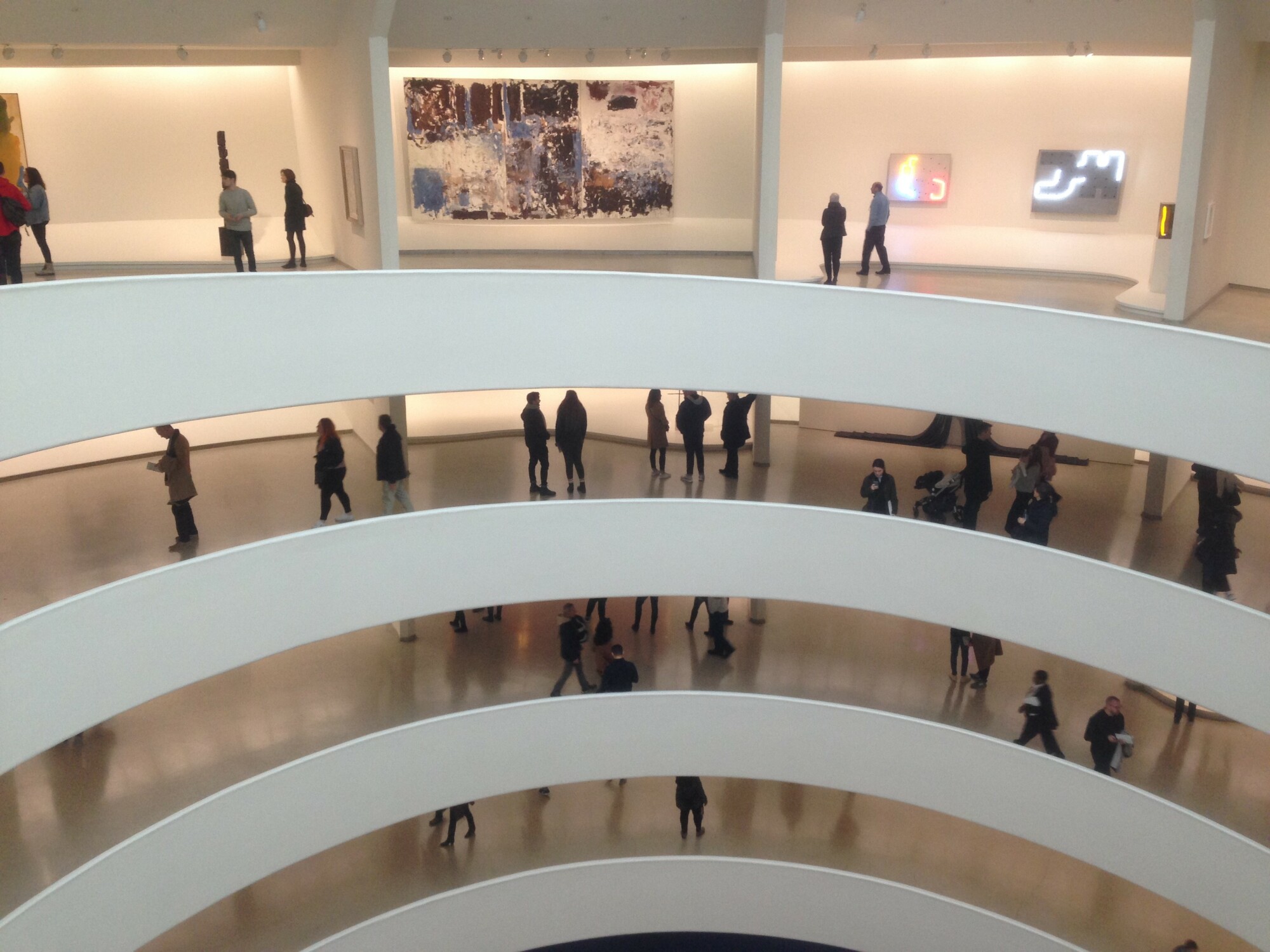 Die klassische Lichtinszenierung von Kunst hebt das Exponat durch gerichtete Beleuchtung hervor.
