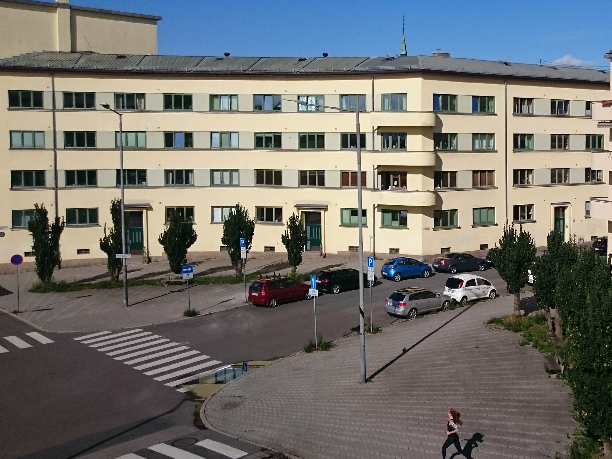 Anders als bei der Innenraumbeleuchtung spielen die Geschwindigkeit der verschiedenen Verkehrsteilnehmer eine Rolle, wie Fußgänger, Radfahrer, Kraftfahrzeuge (im Bild: Kreuzung mit Mastleuchten in Oslo).