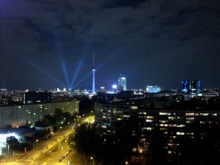 Straßen- und Verkehrsbeleuchtung dient dazu, einen gefahrlosen Aufenthalt bzw. die gefahrlose Bewegung im Außenraum zu gewährleisten (im Bild: beleuchtete Straßen in Berlin).