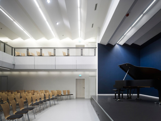 Der zweigeschossige Saal im Bestandsbau blieb in seiner räumlichen Struktur erhalten