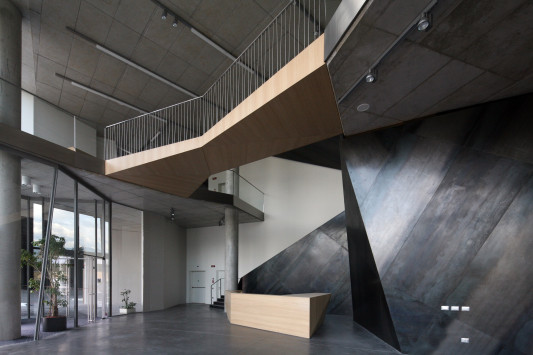 Im Inneren dominieren die Materialien Glas, Beton und Holz