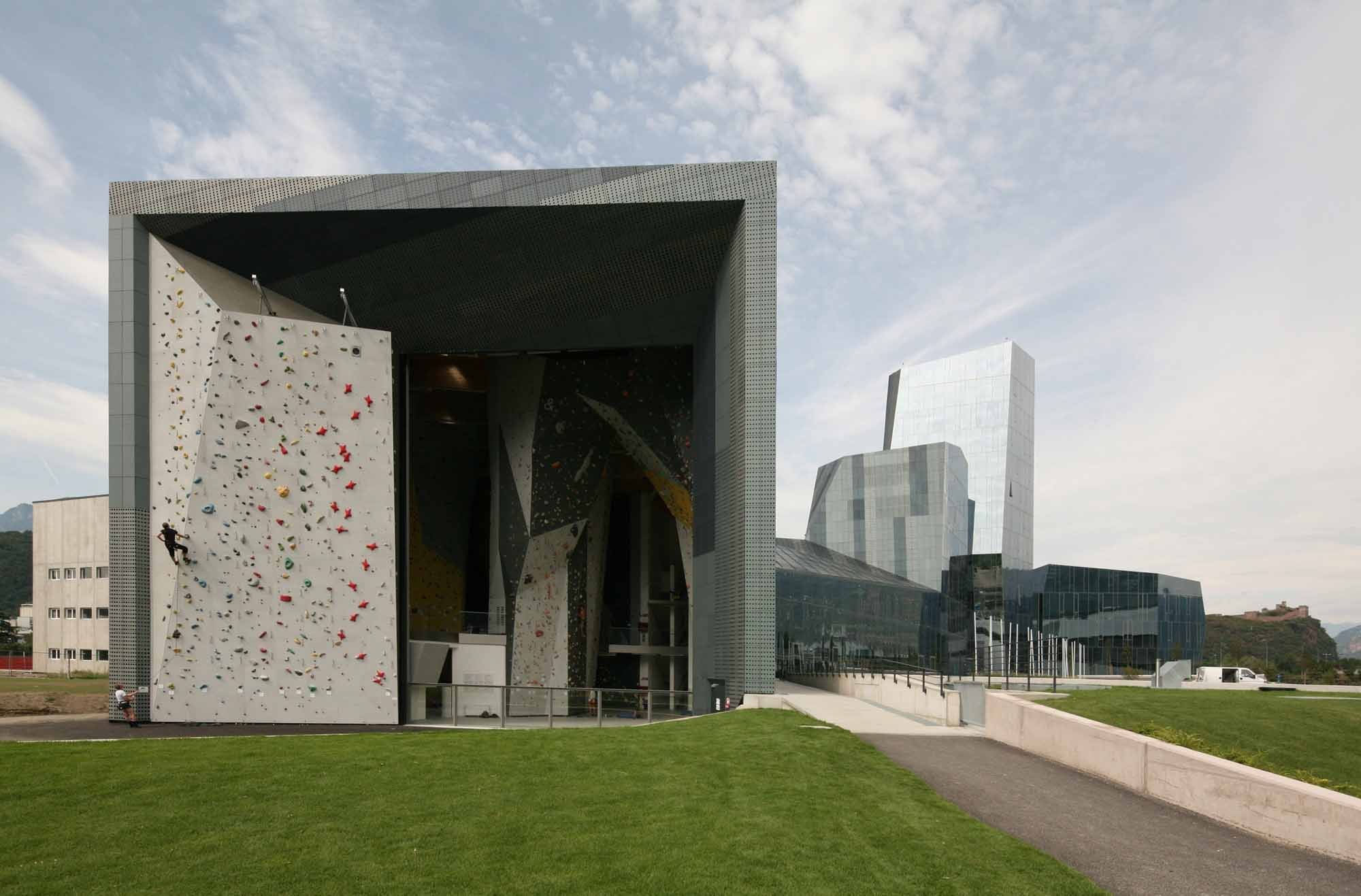 Kletterparadies: Vor der Kletterhalle, die über eine große Fensterfläche belichtet wird, befindet sich im Außenbereich ebenfalls eine Kletterwand