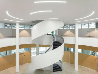 Die DIN 18065 Gebäudetreppen unterscheidet lediglich zwischen Treppen, die mit dem Gebäude konstruktiv verbunden sind und Treppen, die unabhängig vom Gebäude im Gelände erstellt wurden (Freitreppen). Im Bild eine Innentreppe im Bauhaus Dessau.