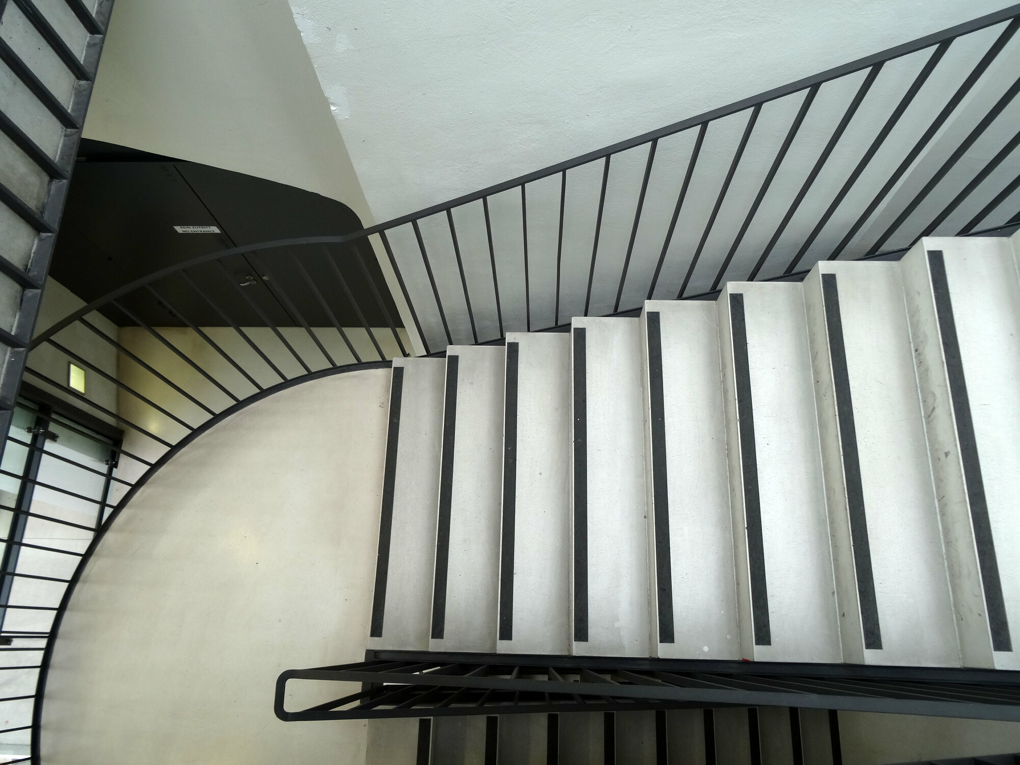 Im Geschosswohnungsbau sind insbesondere in öffentlichen Gebäuden allseits brandsicher geschlossene Treppenhäuser als Fluchtwege erforderlich.