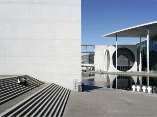 Außentreppen dienen häufig nicht nur der Überwindung von Höhenunterschieden, sondern werden auch als urbaner Aufenthaltsraum genutzt. 