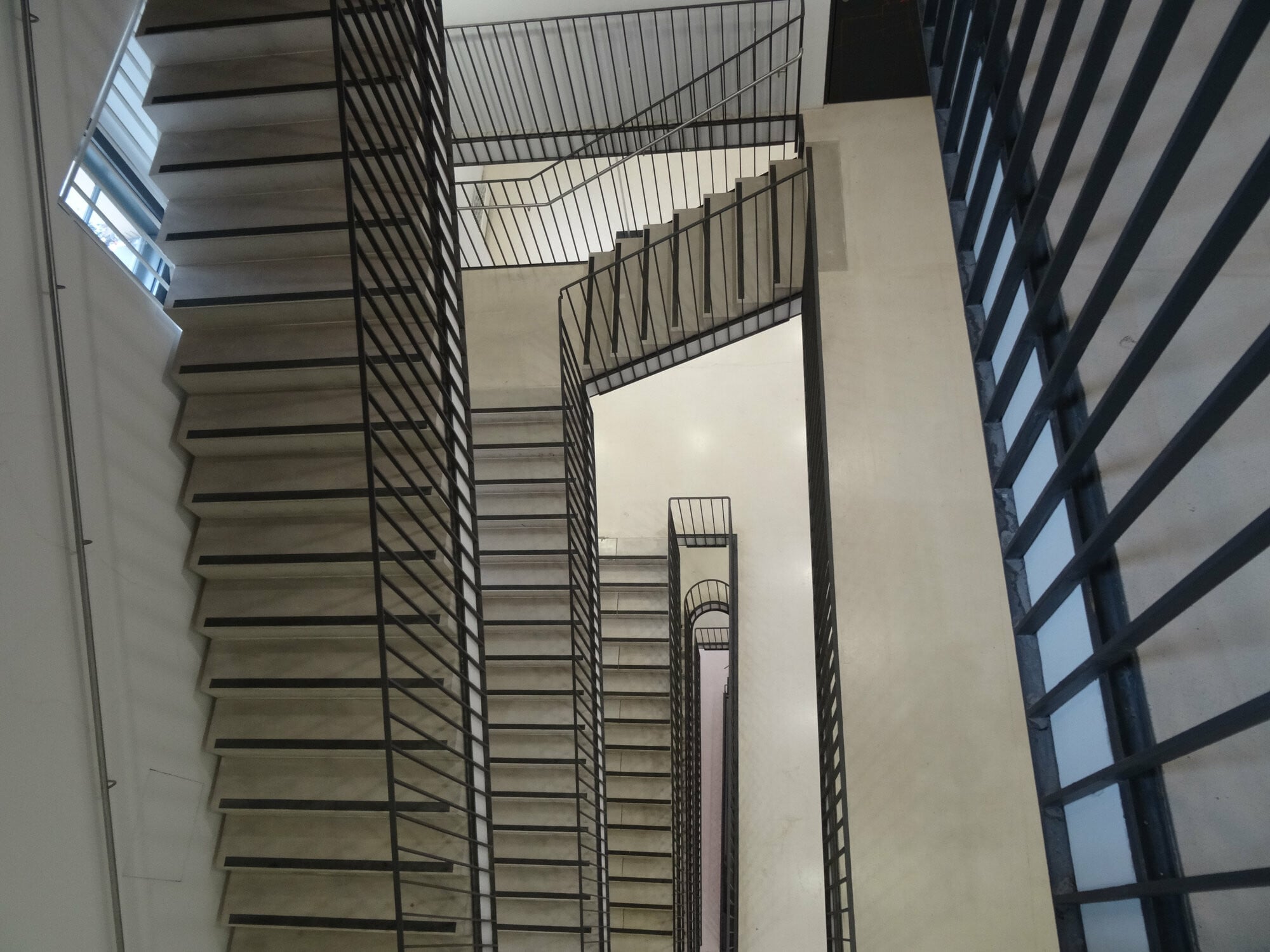 Notwendige Treppen dürfen nicht mehr als 35 Meter von jedem Punkt des Gebäudes entfernt sein