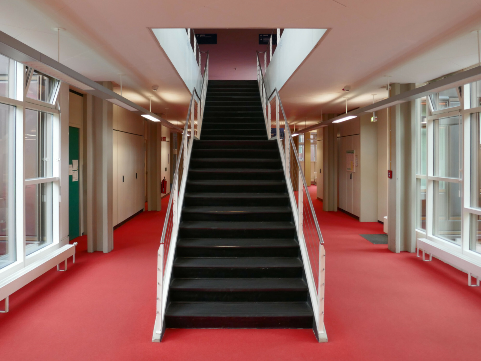 Nach DIN 18065 Gebäudetreppen sind notwendige Treppen als Bestandteile des Rettungsweges zum Verlassen nicht ebenerdiger Geschosse zwingend erforderlich