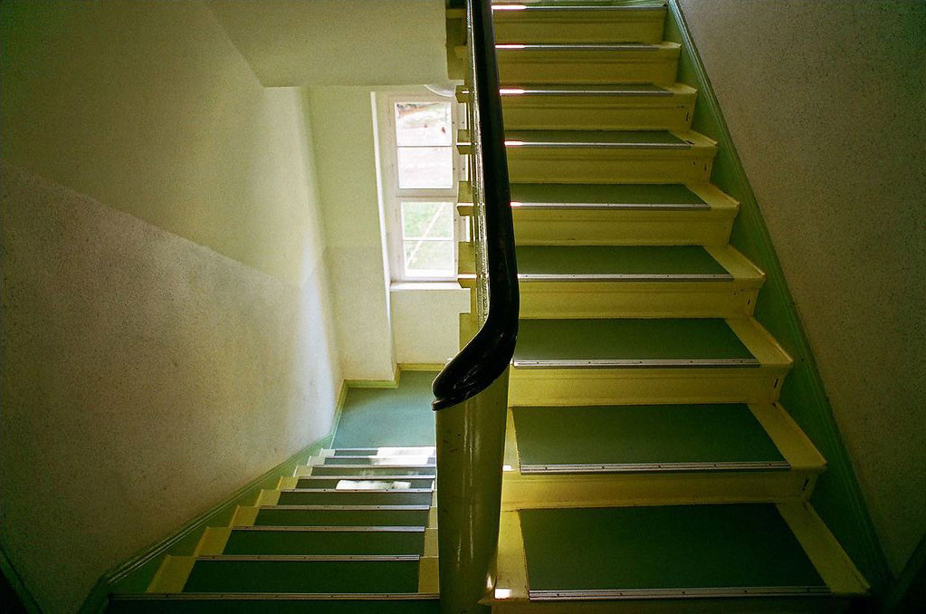 Notwendige Treppe Gewendelt - minimalistisches Interieur