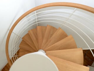 Im Unterschied zur notwendigen ist die nicht notwendige Treppe nach Baurecht eine „zusätzliche Treppe, die gegebenenfalls auch der Hauptnutzung dient“ - aber nicht als Fluchtweg