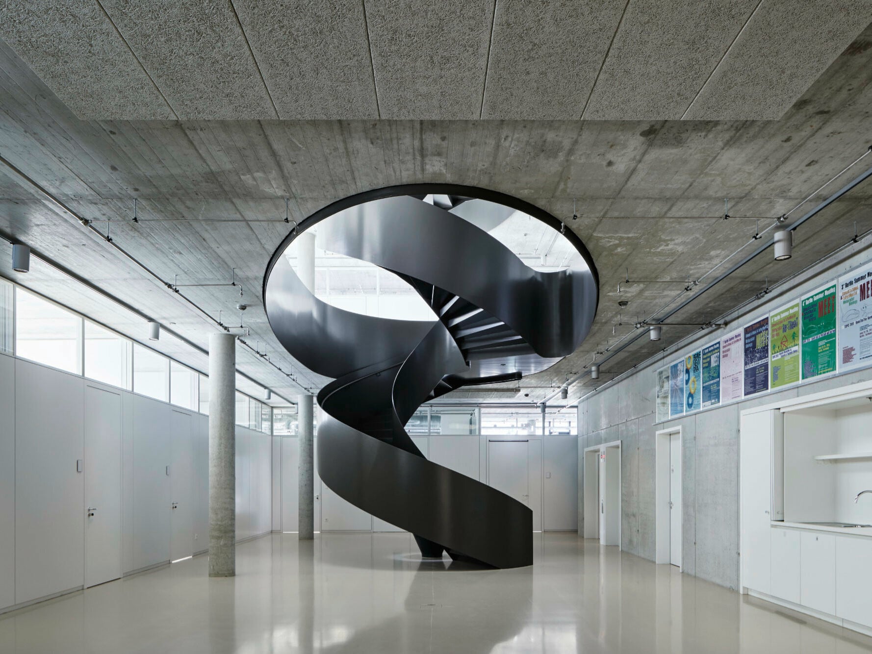 Wendeltreppe mit brüstungshohen Stahlwangen im Institut für Medizinische Systembiologie (BIMSB) des Berliner Max-Delbrück-Centrums