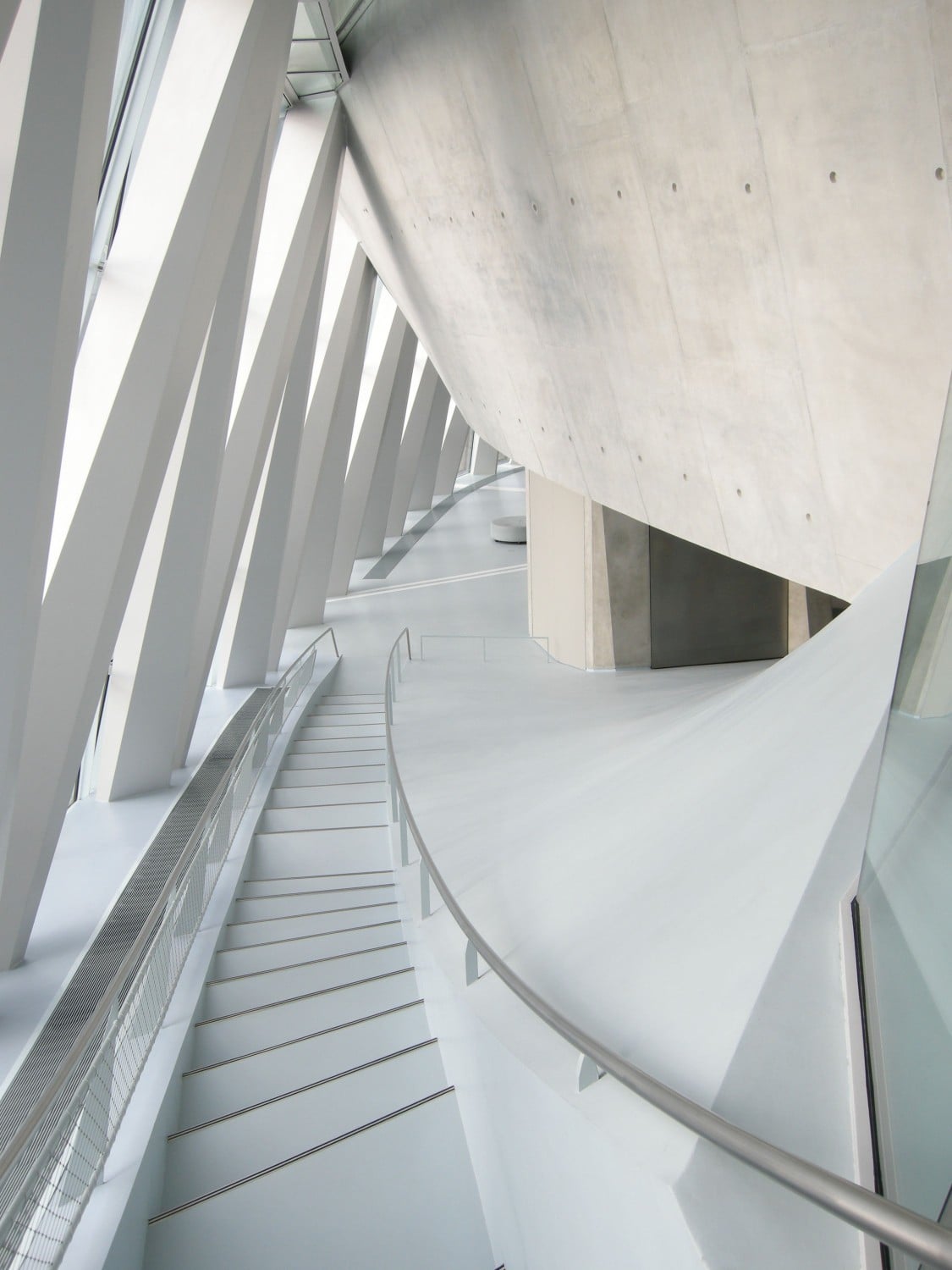 Gewendelte Betontreppe im Mercedes Benz Museum, Stuttgart