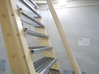 Die Steigung einer Leitertreppe beträgt zwischen 45°und 75°