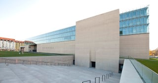 Der Eingang ins Ägyptische Museum in München führt über eine breite Treppenrampe