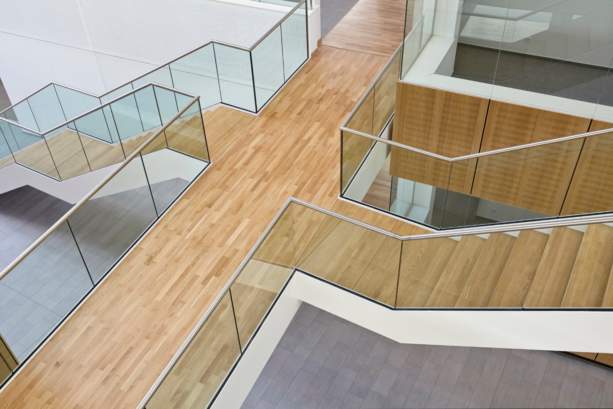 Stahltreppe mit Glasgeländer im Firmengebäude DSV in Krefeld