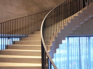 Filigranes Treppengeländer im Dokumentationszentrum Flucht, Vertreibung, Versöhnung in Berlin