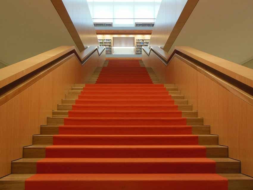 Vollflächige Geländerfüllung aus Holz an der Zentraltreppe in der Staatsbibliothek Unter den Linden in Berlin, Architektur: HG Merz