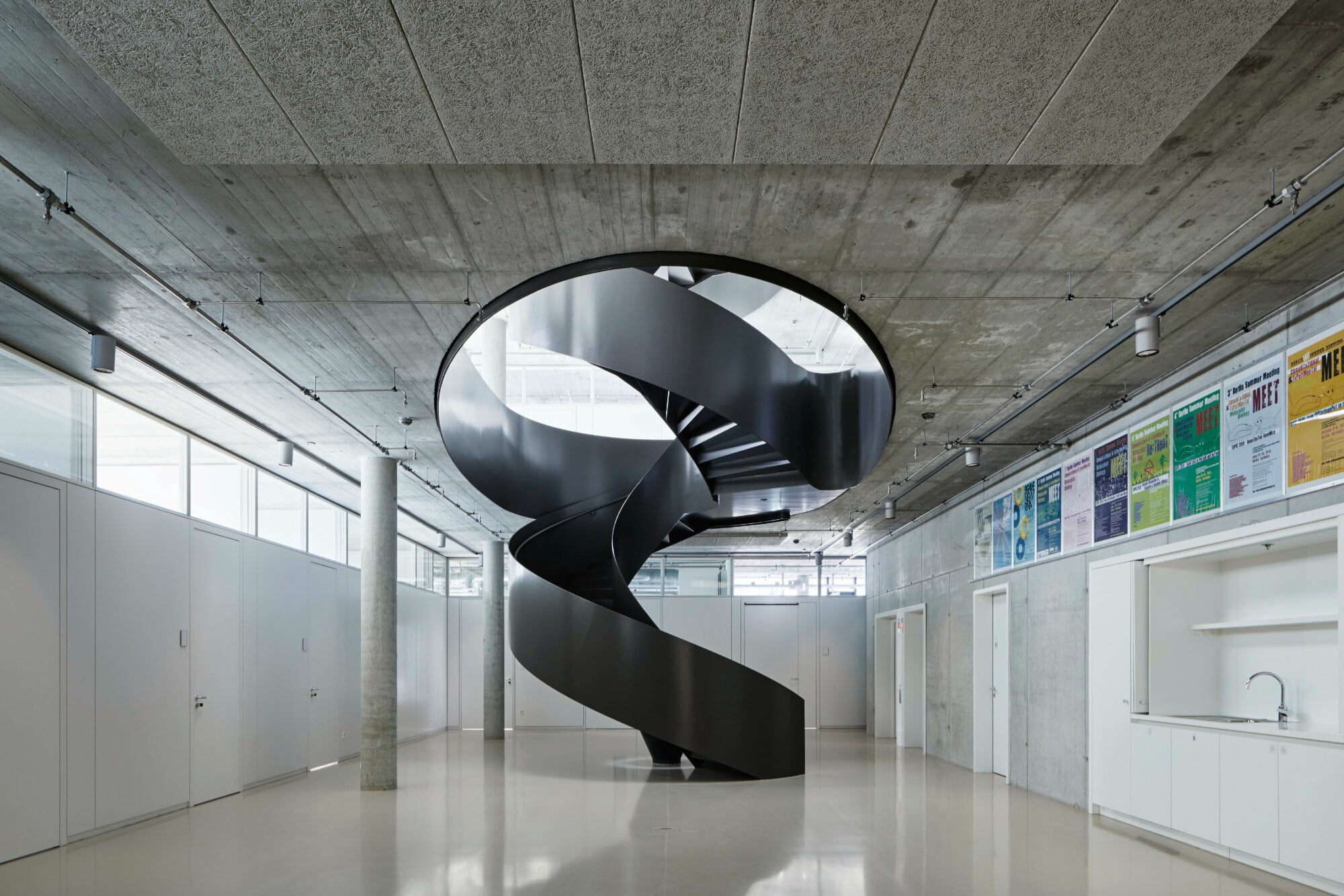 Wendeltreppe mit brüstungshohen Stahlwangen im Institut für Medizinische Systembiologie (BIMSB) des Berliner Max-Delbrück-Centrums
