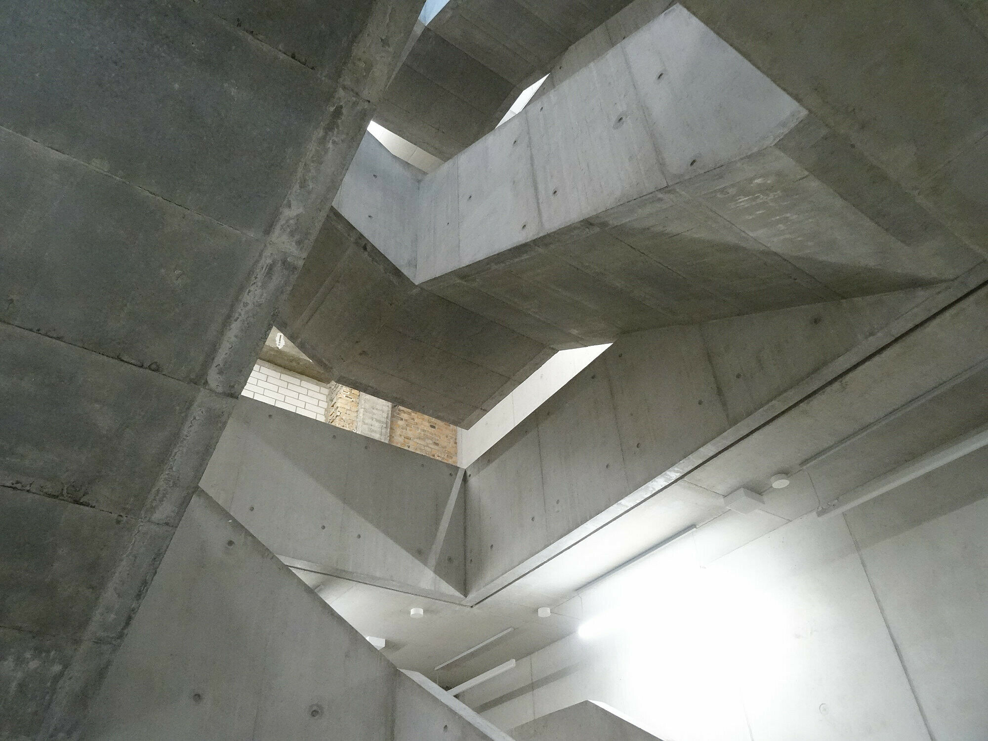 Vollflächiges Betongeländer im Treppenhaus der Hochschule für Schauspielkunst Ernst Busch in Berlin