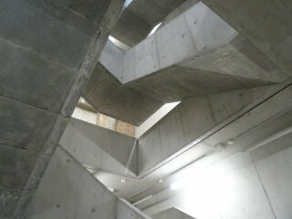 Vollflächiges Betongeländer im Treppenhaus der Hochschule für Schauspielkunst Ernst Busch in Berlin