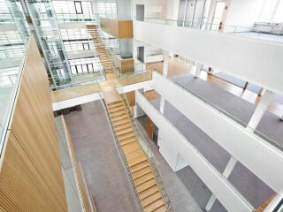 Podeste dienen als Ruhe-, Ausweich- und Sicherheitsebenen zwischen den Treppenläufen und am An- und Austritt, hier eine zweläufige, gerade Treppe mit drei Zwischenpodesten im Firmengebäude DSV in Krefeld.