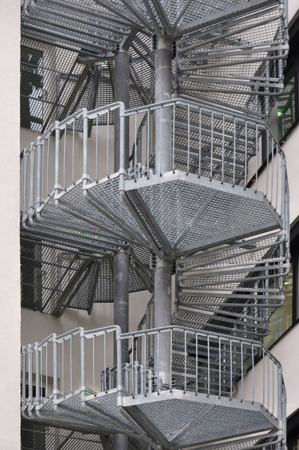 2 Wendeltreppen, die gegeneinander versetzt aber mit dem gleichen Mittelpunkt hergestellt sind, werden auch Doppelhelix genannt. Ihre beiden Läufe erlauben die Trennung von zwei Verkehrsströmen auf engstem Raum