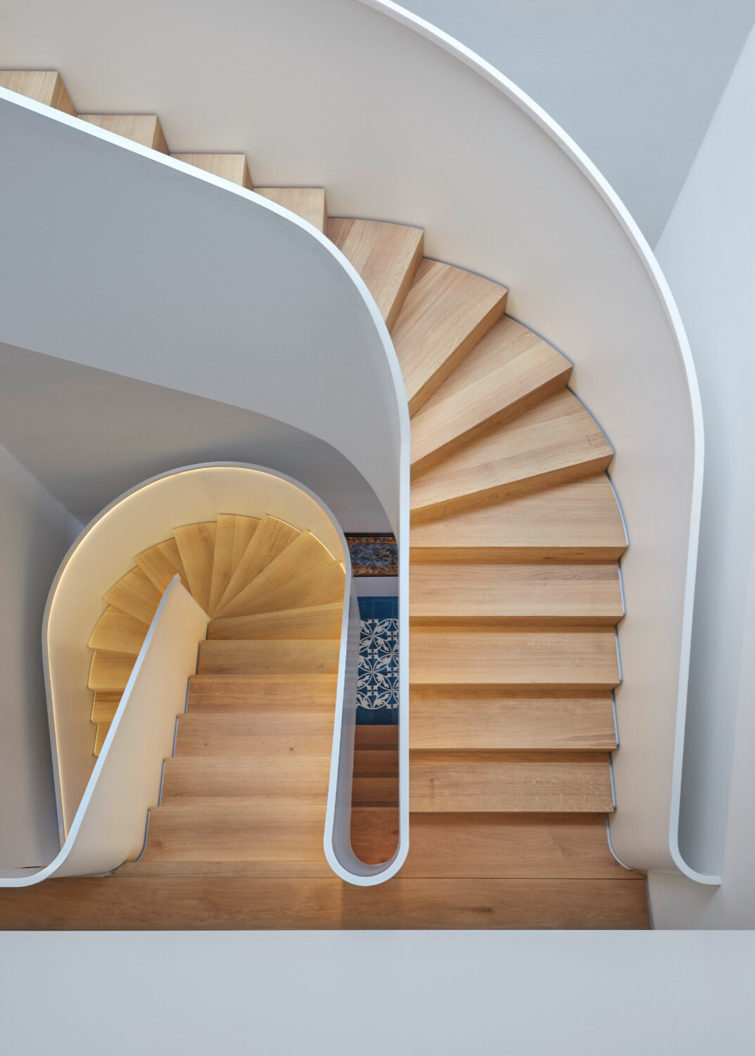 Durch ein Verziehen der Stufen kann der am Innenradius der Treppe sehr enge Stufenabstand auf die benachbarten Stufen vermittelt werden