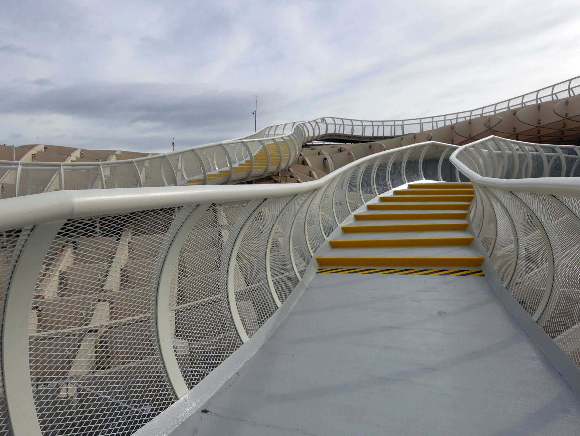 Metallener Handlauf auf der obersten Ebene des Metropol Parasol in Sevilla.