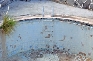 Diese Schwimmbadtreppe hält keinen allzu großen Belastungen stand.