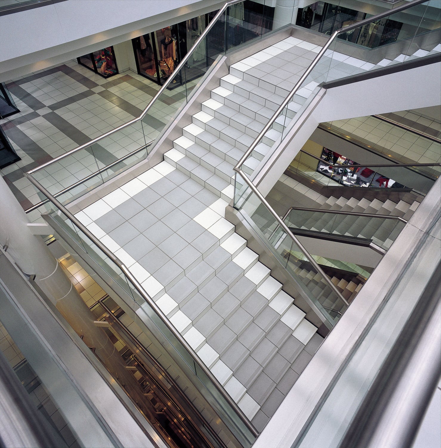 Mittelschwere Ausführung einer mehrläufigen Treppe in einem Einkaufszentrum in Neuss