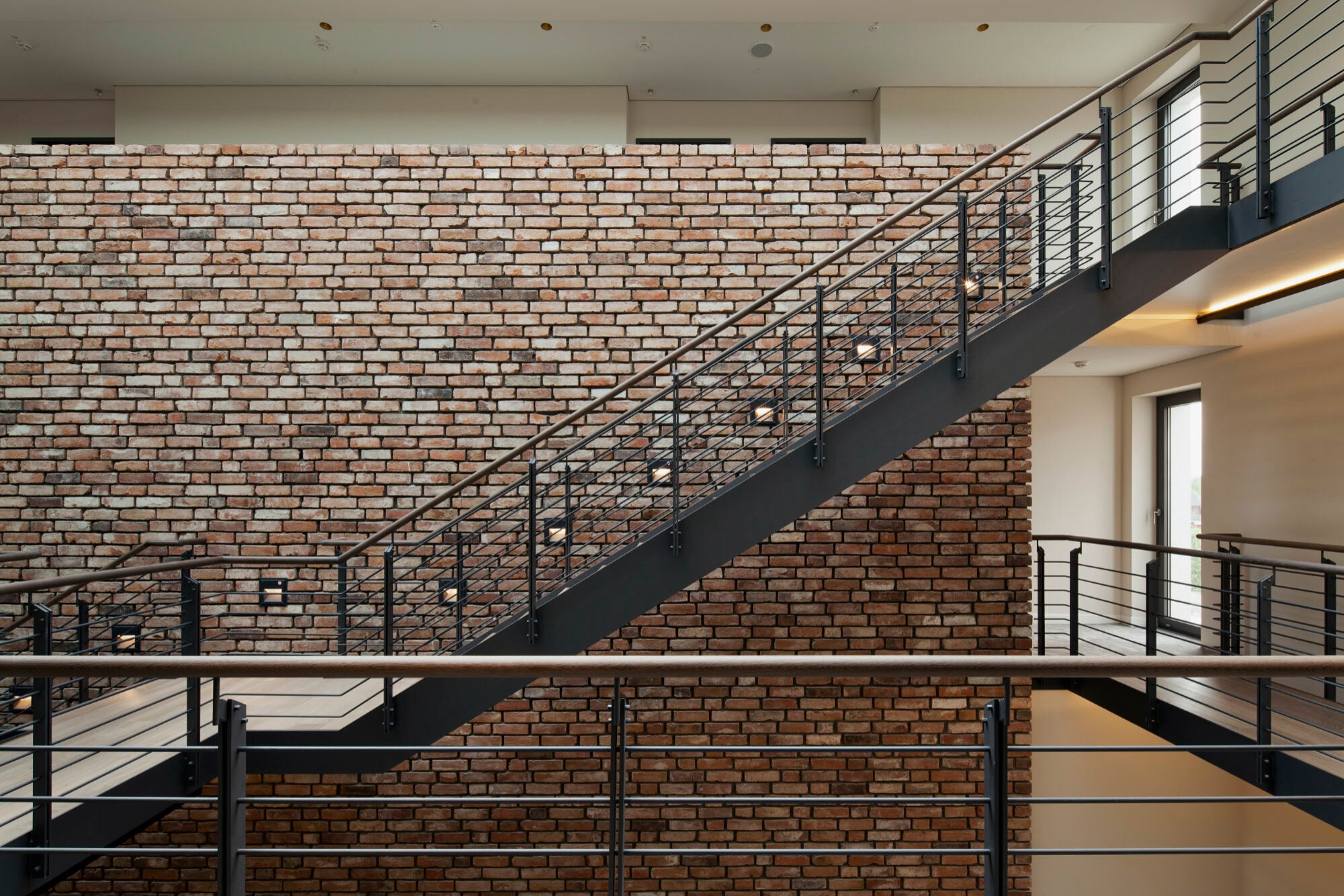 Geradläufige Treppe mit 35 - 45 mm hohen Flachstahlwangen
