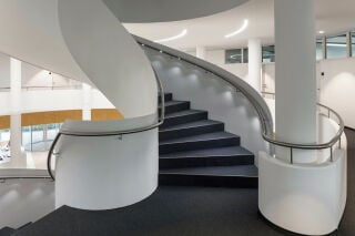 Betontreppe mit Brüstungswangen aus Stahl im Foyer der Firma Truma Gerätetechnik