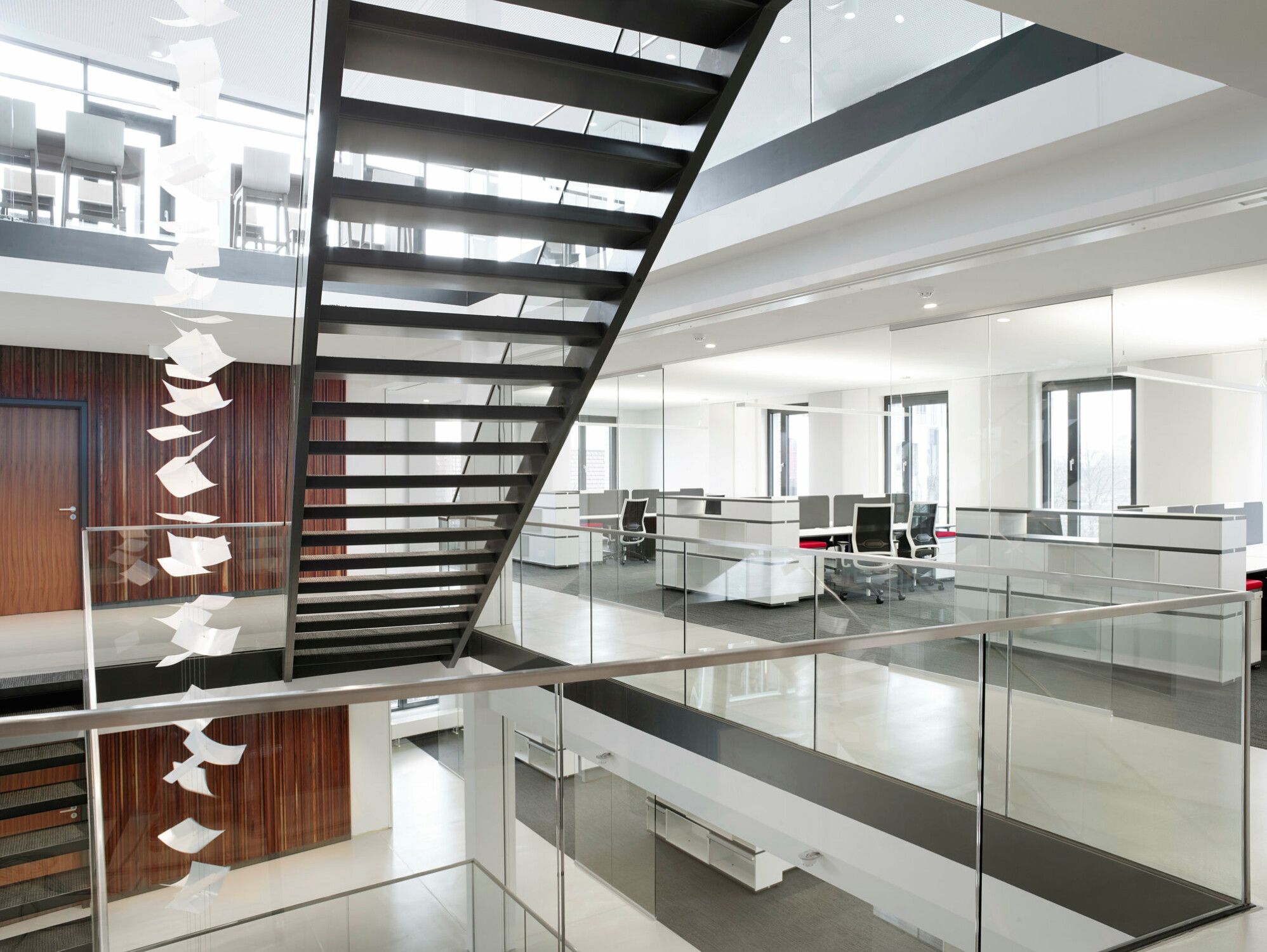 Untersicht einer Stahltreppe mit Trogstufen und unverkleiderter Untersicht in einem Bürogebäude in Ahrensburg.